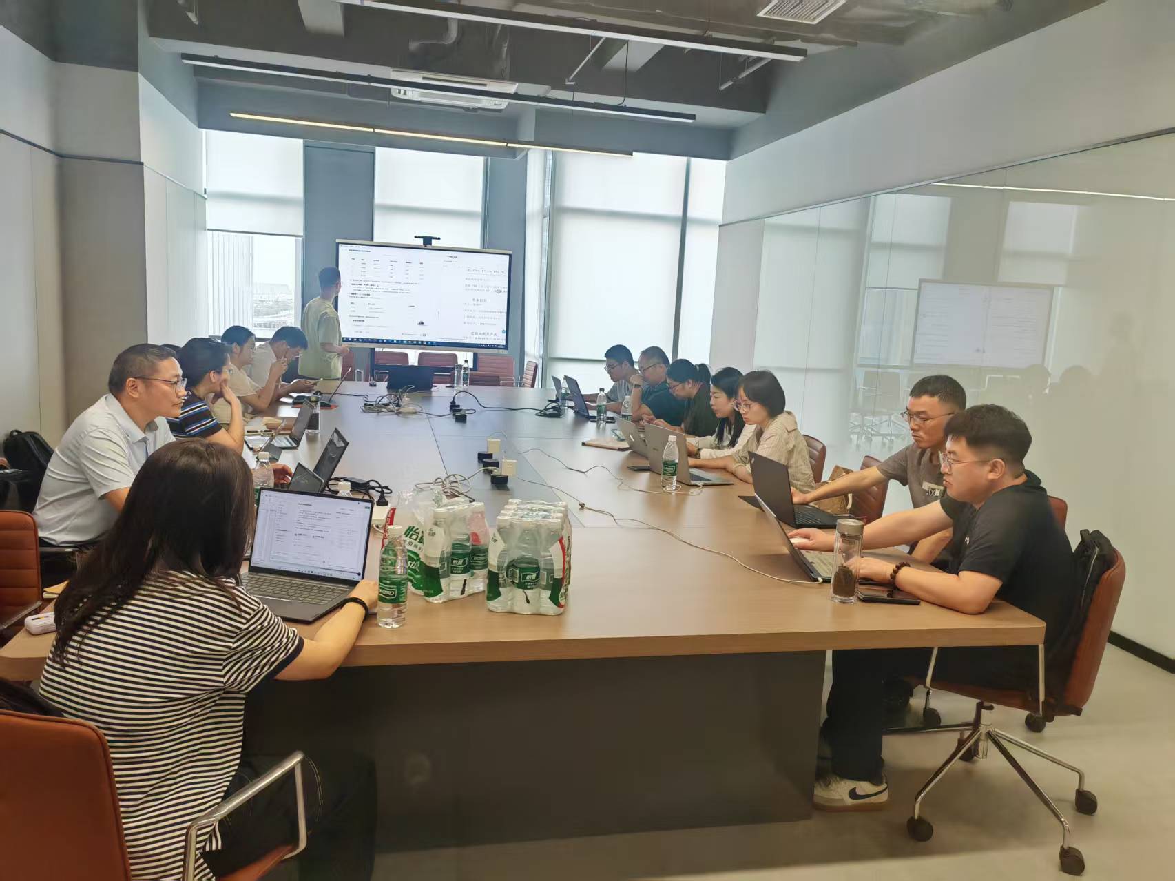 锡跃沙龙中,参与者围坐桌边,使用电脑交流与练习