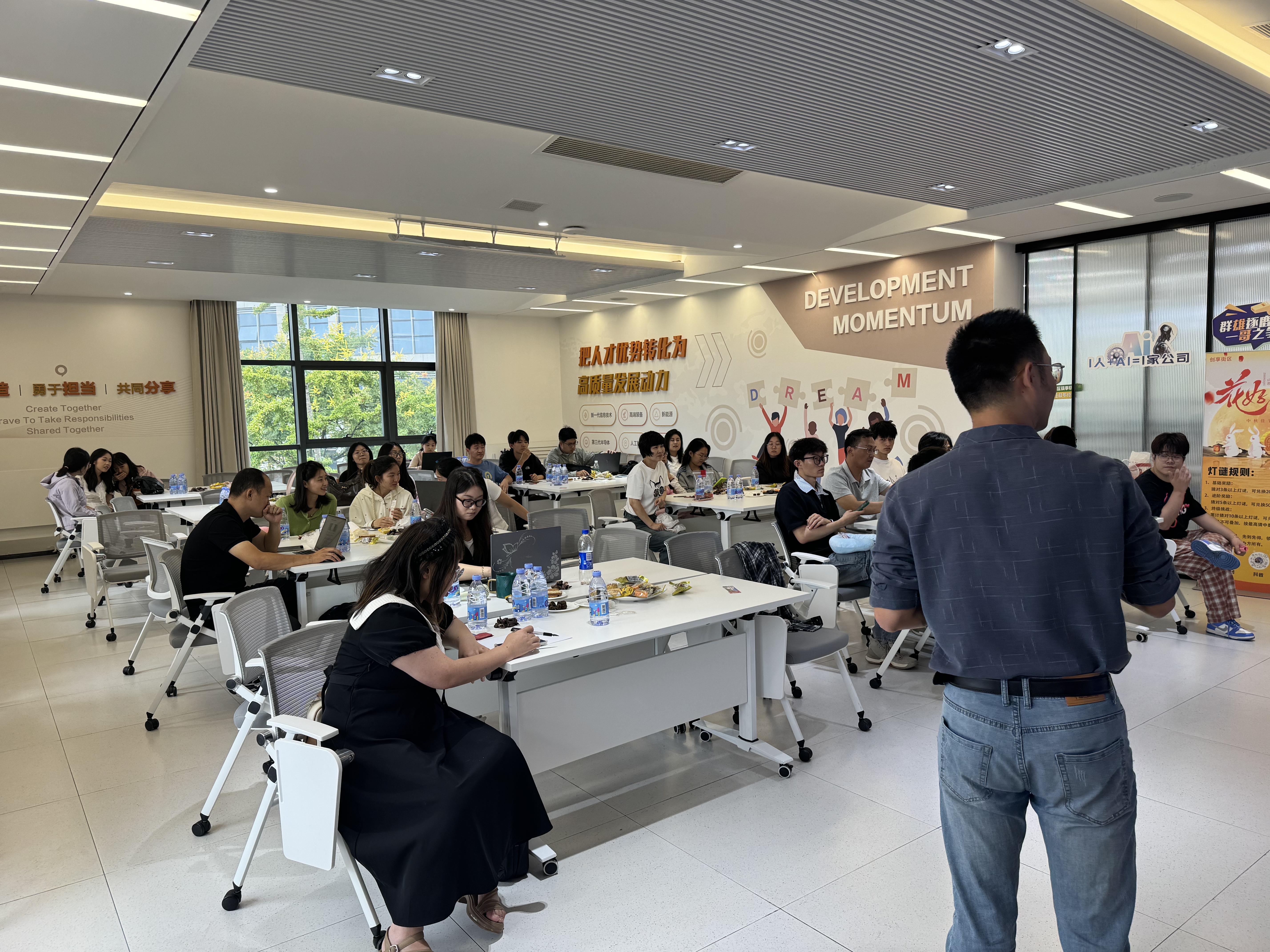 盐龙湖第三课现场,唐玮面对学员讲解,学员在桌前参与学习